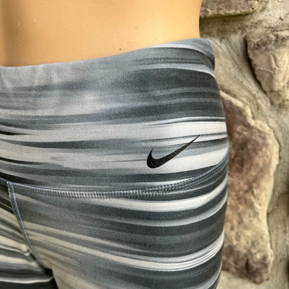 NIKE | Dri-Fit Athletic Workout Leggings - Capri Length